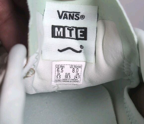 Athletic_Shoes